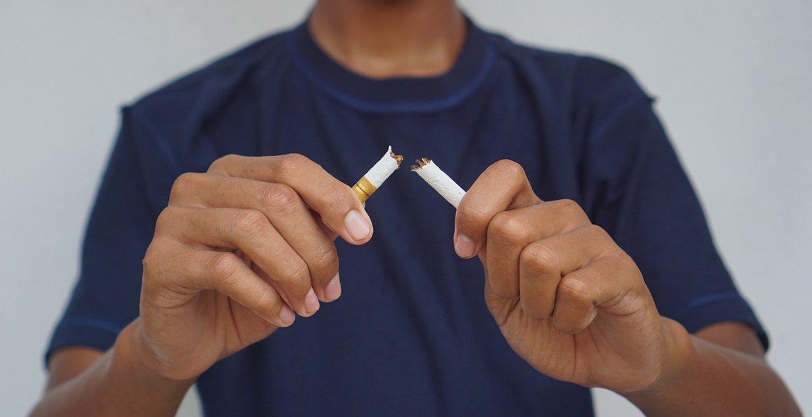 Man breaking cigarette 