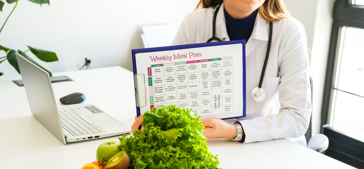 doctor showing weekly dietary plan