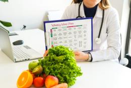 doctor showing weekly dietary plan