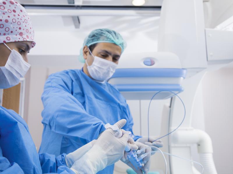 Doctors doing minimally invasive surgery